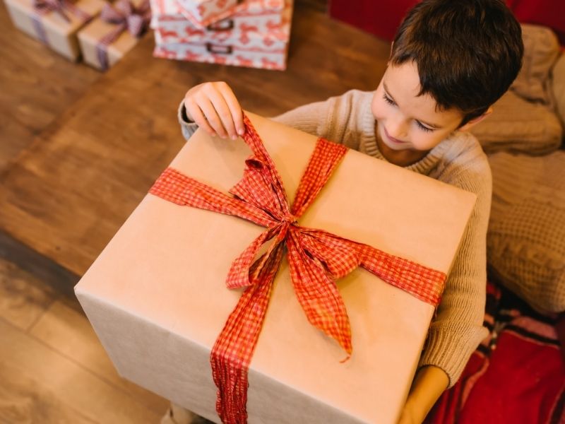 Jak zapakować duży prezent? Najłatwiejsze sposoby